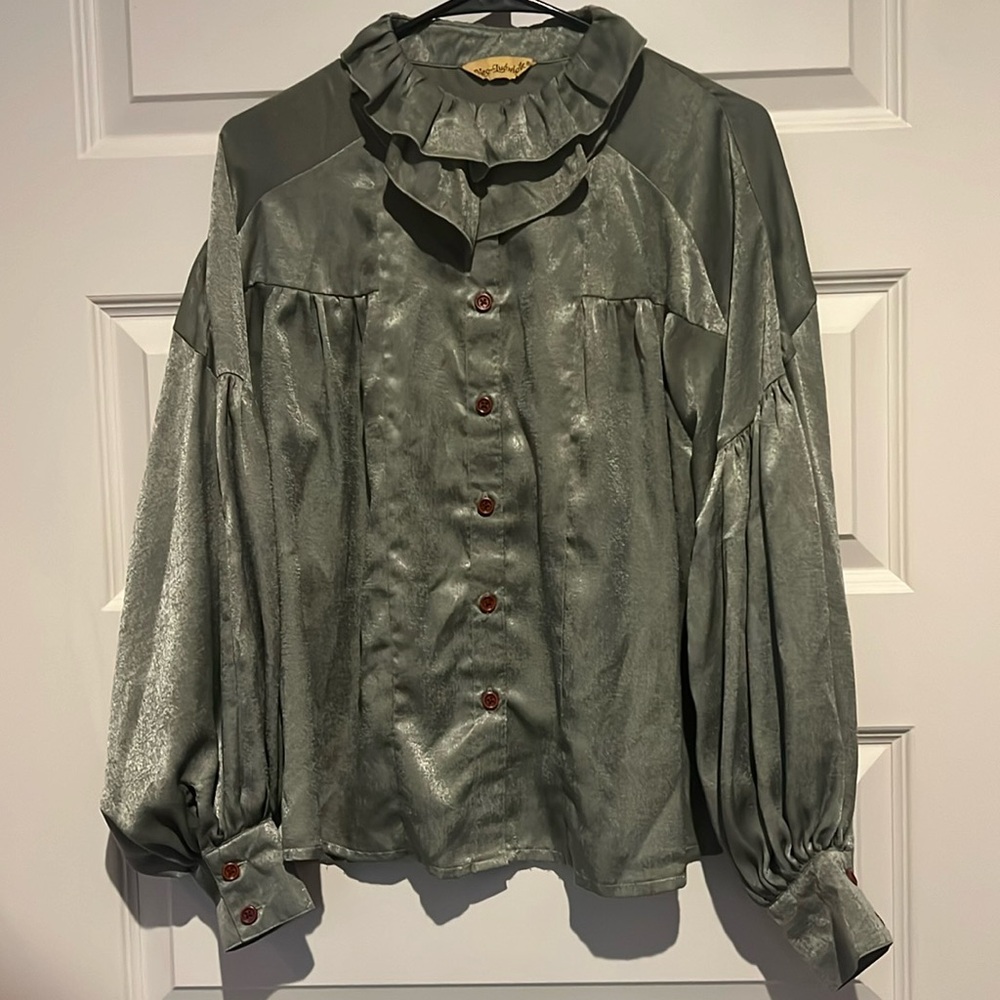 Velvety green wide sleeve shirt w/ collar